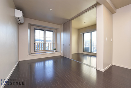 南向きの明るいLDKは出窓がアクセント採光と内装のバランスが生活に彩りを与えます（01号室）