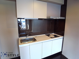 2口ＩＨコンロ装備の1800システムキッチンお洒落なデザインパネルで引き締まった印象（01号室）