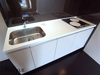 キッチン上部にも嬉しい収納庫有。スタイリッシュで高効率なレンジフードファン装備（02号室）