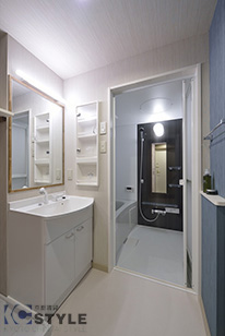 多機能な水まわり設備とお洒落な色彩空間のサニタリー（01号室