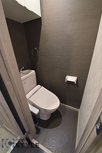 上部に収納庫つきのトイレウォシュレット機能付き