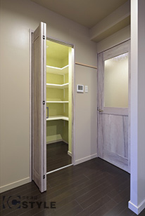 無垢調の建具と濃色のフロアのコントラストがお洒落（01号室）