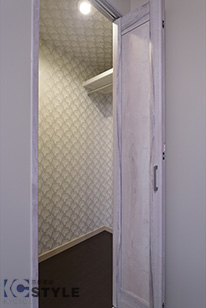 左右にハンガーパイプの付いたウォークインクローゼット（01号室）