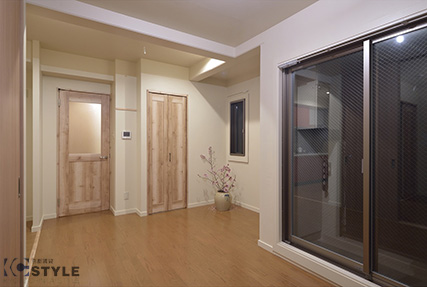 ナチュラルカラーで統一されたリビング。無垢材の建具が北欧調の内装を演出。窓が大きく明るい居室です（02号室）