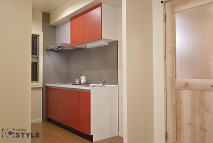 レッドとグレーのカラーリングが内装にマッチ。キッチンスペースがリビングから独立していて使い勝手の良い間取り設計（02号室）