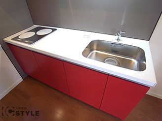 2口ＩＨコンロ装備の1800システムキッチンビビットなカラーがアクセントのお洒落パネル（02号室））