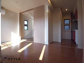 広々空間のLDK。廊下からリビング、キッチン、寝室までバリアフリー。三方に窓があり風通良好（02号室）