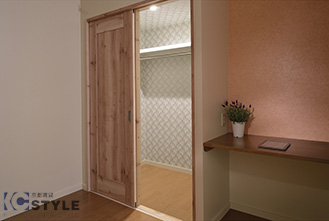 寝室に設けたウォークインクローゼットは容量たっぷり内部に照明付き、デザインクロスがアクセントに（02号室）