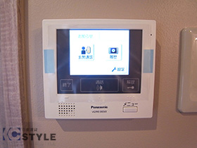 来訪者の把握ができるカラーモニター付きのオートロック連動インターフォン