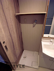 生活をイメージし洗濯機置場の上部に棚がついたサニタリ