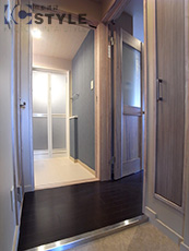 フラットな設計でコントラストのきいた内装の玄関