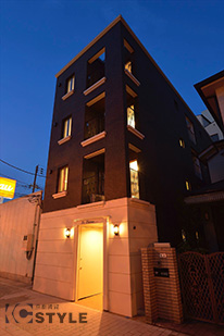 ホワイトとダークグレーの2トーンカラーが町並みや並木に溶け込む