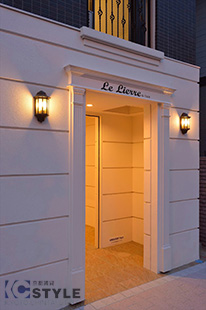 帰宅を迎える夕暮れのエントランスアプローチは落ち着きのある色彩