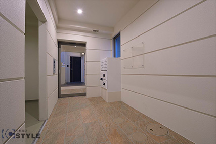 メールボックスに至るまでホワイトに統一されたエントランスホールは夜間も明るく安心感のある賃貸マンションです