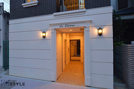 眩しい程のホワイトが清潔で上品な質感を演出するエントランス温かみのある欧風の照明が夕暮れに上質の質感を生みます