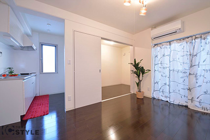 全7戸が両隣に住戸がない完全独立の1LDK。生活導線を考え尽くされた間取り設計でリビングスペースをゆったり有効に使えます