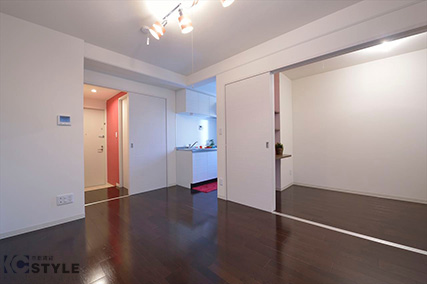 ウォールクロスと建具をホワイトに統一し、ダークブラウンのフローリングとの2トーンのコントラストがお洒落な内装美