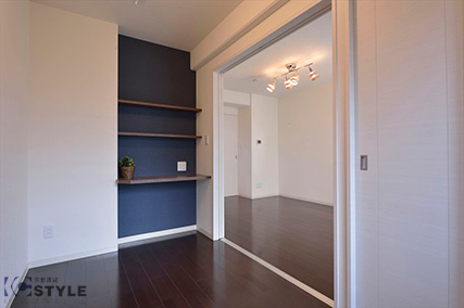 ダブルベッドが入る寝室には各室異なったポイントカラーのクロスをあしらったパソコンデスクになる棚収納付き