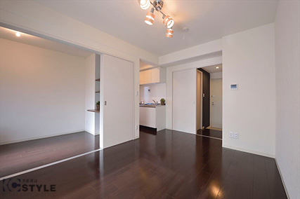 キッチンが独立していてリビングをゆったり使える間取り設計建具もすべて引き戸で部屋を有効に使えます。