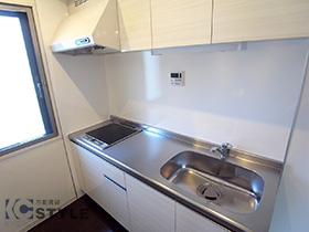 レンジフードと上部収納がしっかりついた1800サイズのシステムキッチン