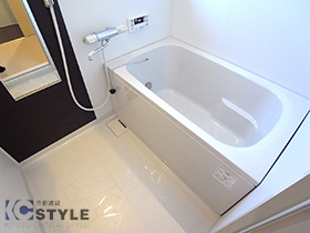 カラーパネル入りの1216サイズのフルオートバスは窓付き。追い炊き機能が嬉しいです