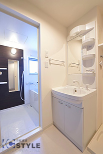 清潔感あるサニタリもお風呂に窓があり風通し良好