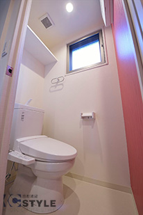 ウォシュレット機能付きトイレトイレ内にもアクセントカラー
