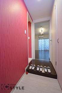 各室異なったポイントカラーがアクセントの玄関でお出迎え