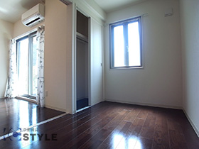 クローゼットの付いた寝室はリビングと隣あい生活導線が良いのが特徴