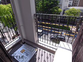 各戸独立したバルコニー。バルコニーポールはお洒落な影を生み出します