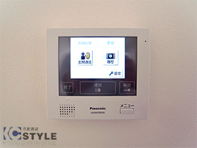 来訪者を確認できるオートロック連動モニター付インターホン完備