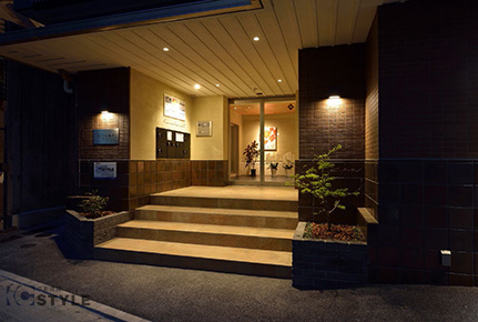 ライトアップで浮かび上がる拘りの大判タイルが美しいエントランス