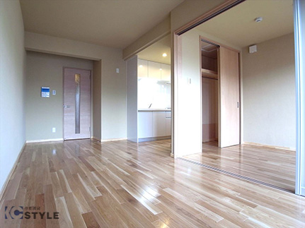 総無垢の木目が美しいフローリングに自然素材シラス壁の落ち着いた風合いがあう