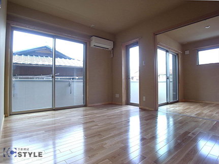 各所に大きな窓を配置し、採光と風通しも良好です