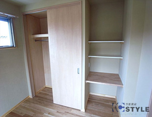 PCデスクや小物棚が便利