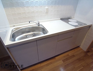 ワイドな2口ＩＨコンロ付システムキッチンでお料理も楽しめます