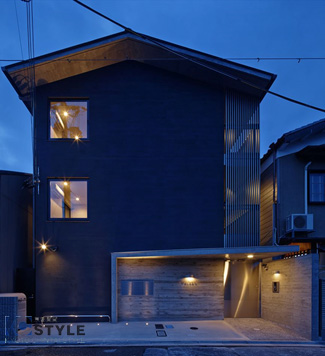 明るくライトアップされた外観美