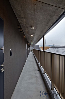 風通し、採光を重視した廊下