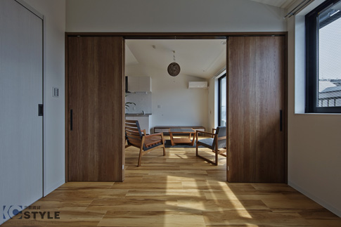 フルフラットにつながる寝室とLDKは使い勝手の良い吊り型スライドドア（03・04・05type）