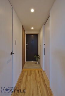 水回りへは清潔感あるホワイトアッシュの建具が綺麗