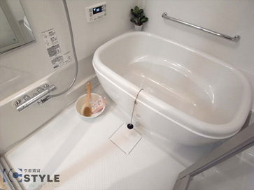 追炊きや自動湯張り機能を搭載した１２１６サイズのオシャレなエッグシェルバスはお手入れも簡単な仕様