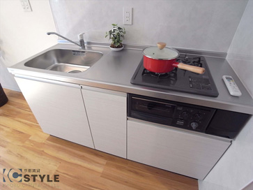 ホワイトアッシュカラーが綺麗なグリル付２口ガスシステムキッチン完備