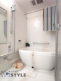 白を基調とした清潔感あるバスルーム