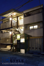 夜景に浮かび上がる美しい外観美