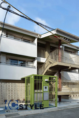 やわからい色合いをベースとし差し色で印象的な外観に