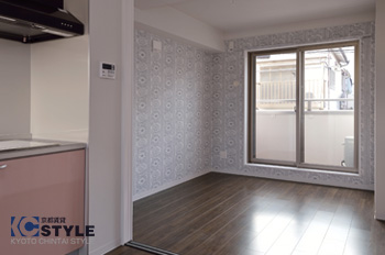 拘りのデザインクロスと総無垢のフローリングがお洒落