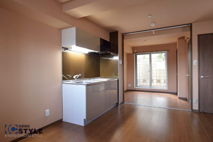 寝室とリビングがフラットに繋がり使いやすいお部屋に(102)