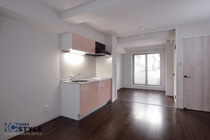 総無垢のフローリングとホワイトピンクがオシャレなシステムキッチン(202)