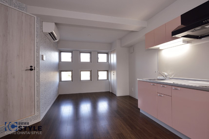 総無垢のフローリングと自然光が豊かに差し込む室内(202)