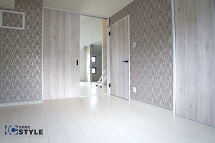 拘りのデザインクロスがひと味違う室内を演出(301)